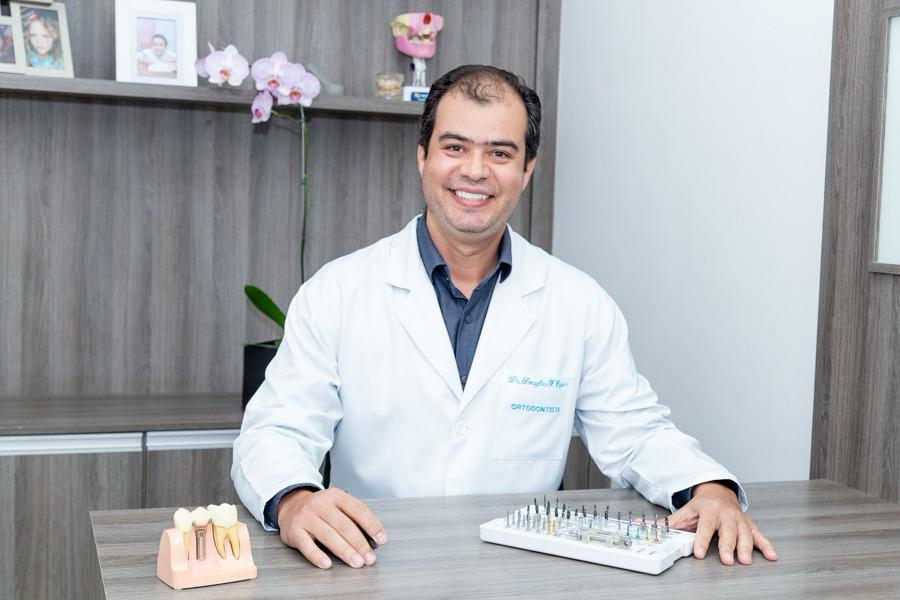 Retrato profissional de Dr. Douglas